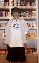 Remera oversize de manga corta y cuello redondo, en color blanco, con estampado frontal alusivo a Kitsune y la frase "No soy lo que creés".