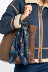 Pañuelo cuadrado de poliéster con estampado floral en tonos azules, verdes y marrones. Presenta un diseño clásico con bordes definidos.