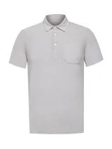 Chomba gris melange de manga corta con cuello polo, cartera de tres botones y un bolsillo aplicado en el pecho. Confeccionada con poliéster reciclado y spandex.
