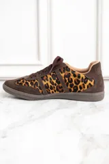 Zapatillas bajas de cuero color marrón con estampado animal print de leopardo, cordones marrones y suela plana.