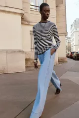 Jersey de punto con diseño de rayas horizontales en azul marino y blanco, cuello redondo y manga larga.