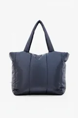Bolso tipo tote bag color negro, con diseño acolchado y asas dobles.