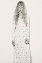 Vestido maxi de viscosa color marfil con estampado floral azul, escote en V pronunciado con ribete de encaje, mangas largas abullonadas y corte entallado.
