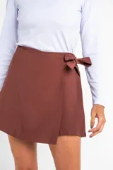 Short pollera marrón con lazo en la cintura, de corte mini y tiro alto.