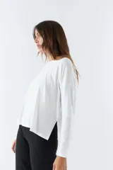 Remera celeste de algodón, de manga larga y cuello redondo.