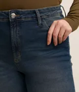 Pantalón de jeans skinny con lavado dirty, tiro alto, trabillas, cierre tradicional con botón interno para ajuste y bolsillos.