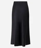 Pollera midi de satén color negro, con corte evasé y cintura elástica. Presenta una caída fluida y suave con acabado brillante.