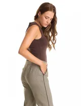 Pantalón de corte recto confeccionado en gabardina elastizada con estampado cuadrillé. Presenta pretina elástica, bolsillos inclinados en la parte delantera y un detalle de ribete en contraste a lo largo de la costura lateral de la pierna.