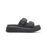 Sandalias plataforma tipo mule color negro, con dos tiras frontales ajustables con hebillas cuadradas y detalles de tachas metálicas. Cuenta con suela alta texturizada.