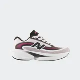 Championes de running New Balance modelo Ellipse, con tecnología de amortiguación Fresh Foam X en la entresuela. Presenta un diseño moderno con parte superior de malla técnica transpirable en tonos claros con detalles en negro y fucsia, y suela de goma.