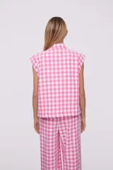 Chaleco sin mangas con estampado a cuadros rosa y blanco.