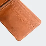 Billetera O'Neill de diseño clásico, color marrón, con costuras pespuntadas en el contorno y el logo de la marca grabado en relieve en la esquina inferior.