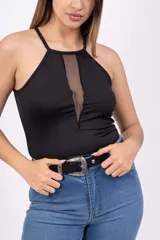 Body blanco con escote halter y detalle de panel central de malla transparente. Confeccionado en tejido elástico ajustado al cuerpo.