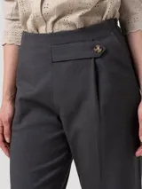 Pantalón gris de tiro alto y corte recto, confeccionado en mezcla de lana y poliéster reciclado. Presenta pretina limpia con cierre invisible lateral y un botón decorativo en el lateral.