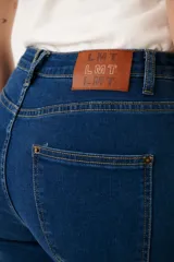 Pantalón de jean azul oscuro de corte recto.