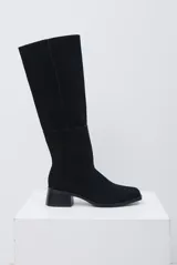 Bota de caña alta confeccionada en gamuza color negro, con taco cuadrado y punta redondeada.