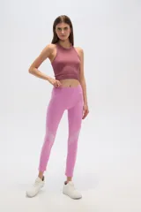 Calza deportiva color rosa, de poliéster, calada, al cuerpo y de calce alto.