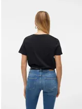 Remera de algodón orgánico con cuello redondo y mangas cortas, de calce regular.