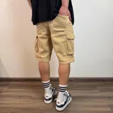 Bermuda cargo de jean celeste, corte regular, con bolsillos laterales con fuelle y tapeta.