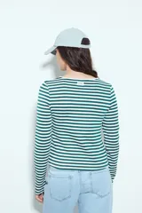Remera de manga larga con diseño de rayas horizontales en color verde y blanco, de calce ajustado al cuerpo y cuello redondo.