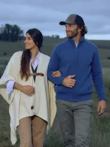 Campera azul de lana con cierre frontal y cuello alto. Tejido de punto grueso.