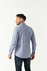 Camisa celeste de algodón con corte slim fit y logo bordado en el pecho.