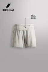 Short deportivo de trail running confeccionado en tejido técnico elástico con textura. Presenta una cintura elástica ancha con compartimentos integrados, bolsillo trasero con cierre y aberturas laterales en el bajo.