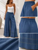 Palazzo de denim celeste claro, de corte wide leg, con cintura elástica y detalle de bordado decorativo en el ruedo.