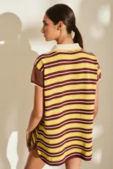 Vestido tipo polo corto tejido de punto, con diseño de rayas horizontales en tonos rojo, marrón y blanco, cuello y escote V en color tostado, y mangas cortas holgadas.