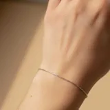 Pulsera de plata 925 de cadena fina y diseño minimalista.