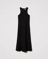 Vestido midi negro sin mangas confeccionado en mezcla de viscosa elástica Milano, con cuello halter, cintura entallada, falda acampanada, costuras verticales, forro y placa con logo Oval T en la espalda.
