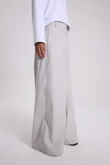 Pantalón de gabardina color gris, de corte wide leg y tiro medio.
