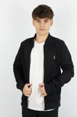 Campera bomber negra de gabardina con cierre frontal, cuello, puños y ruedo acanalados. Tiene bolsillos laterales y logo bordado en el pecho.