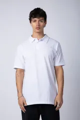 Chomba de manga corta en color blanco, con cuello clásico y cierre frontal de dos botones. Presenta un corte recto y diseño minimalista.