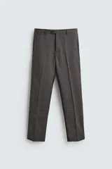 Pantalón de traje de corte regular fit, confeccionado en lana de origen italiano. Presenta un diseño a cuadros sutiles, bolsillos delanteros, bolsillos traseros de doble vivo con botón y cierre frontal con cremallera y botón.
