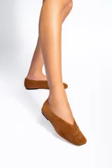 Chatas de cuero nobuck color marrón, con diseño de punta redondeada y suela plana.