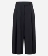 Pantalón pantacourt de sastrería con diseño amplio, cintura alta y pliegues frontales. Presenta piernas anchas, largo midi y cierre frontal discreto.