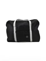 Bolso de viaje tipo duffle color negro, confeccionado en material sintético ligero. Presenta correas de hombro en color gris claro que recorren el cuerpo del bolso, un bolsillo frontal con cierre y una etiqueta decorativa circular en la parte inferior.