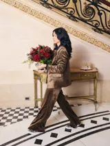 Pantalón de mujer color marrón oscuro, estilo Oxford de pierna ancha, confeccionado en simil terciopelo con brillo sutil. Posee bolsillos laterales.