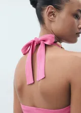 Top Dean de punto fino color rosado, sin mangas, con cuello halter y escote cuadrado.