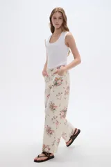 Pantalón jean de tiro alto con estampado floral y corte recto.