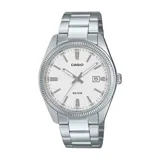 Reloj analógico Casio con caja y malla de acero inoxidable en tono plateado. Presenta una esfera blanca con índices de bastón, manecillas luminiscentes y ventana de calendario a las tres en punto.