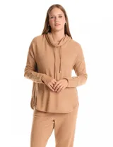 Buzo de tejido suave con cuello volcado ajustable mediante cordones con punteras metálicas. Presenta mangas largas con puños decorados con botones metálicos, hombros caídos y ruedo redondeado con aberturas laterales.