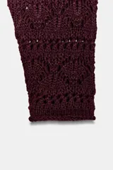 Jersey de manga larga color vino tinto, tejido en punto abierto con diseño calado de rombos.