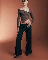 Top marrón asimétrico de algodón, con un hombro descubierto y manga larga.