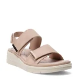 Sandalias de plataforma baja Lady Confort Lanny, color beige, con dos tiras anchas en el empeine con cierre de velcro y detalles metálicos dorados. Tira ajustable en el talón.
