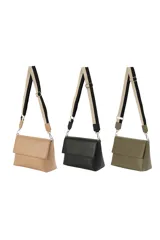 Bandolera de cuero sintético negro con solapa frontal y herrajes plateados. Incluye una correa ajustable y extraíble con diseño de rayas en tonos beige y negro.