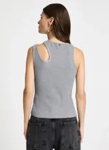Musculosa gris de punto acanalado con cuello redondo y abertura en el hombro.