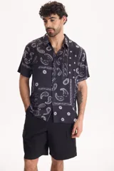 Camisa de viscosa de manga corta, de corte clásico y color negro con estampado paisley.