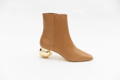 Bota de cuero color camel con punta cuadrada y cierre lateral. Tiene un taco bajo con forma de esfera dorada.